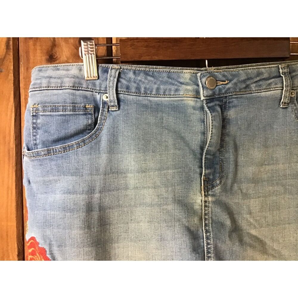 Westport Faded Blue Denim Skirt Size 16 Embroidered Floral Coastal Cowgirl - Picture 4 of 9